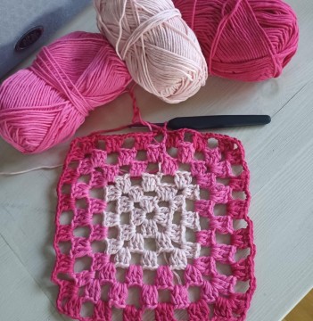 Rosa bomullsgarn med mønstere