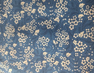 Blå med hvite blomster