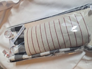 Gavepakke 2-Sort og hvitrutet bakeklede og kjøkkenhåndkle