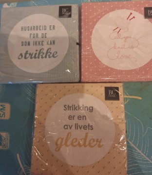 Tre koselige serviett pakker til en strikker