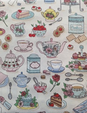 Te og kaker på lys bunn