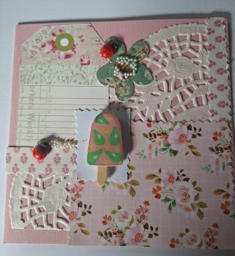 Rosa kort med ispinne på og grønn blomst