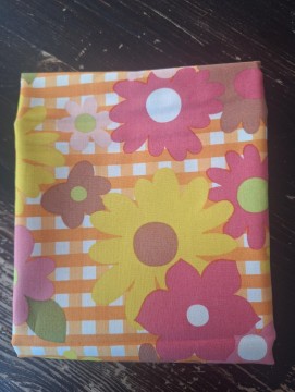 Orange ruter med blomster på