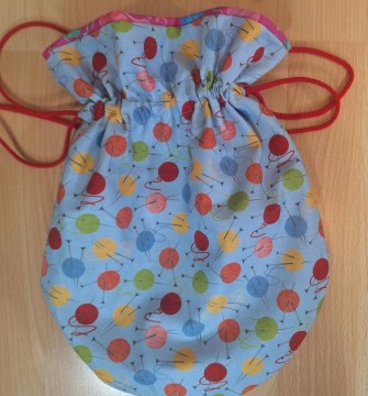 Strikkepose Blå med garnnøster